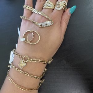 4 pulseras 2 anillos y huggies 10kt